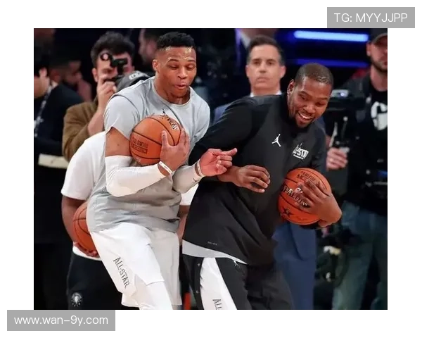 英雄惜英雄威少赛后第一时间拥抱杜兰特亚当斯致敬旧友情谊依旧